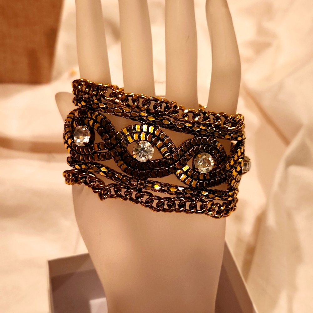 VERONA, Gold and rhinestone twisted bracelet.